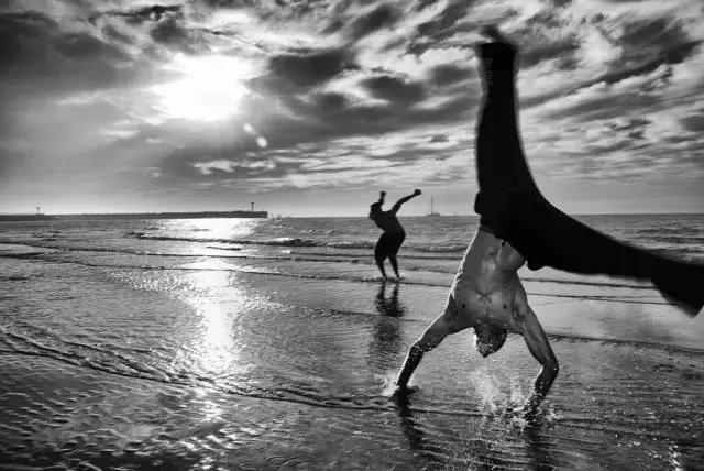 他们在用生命飞檐走壁？揭秘成都跑酷族！