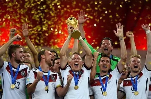 为啥男生爱女生,为什么中年男人都喜欢足球