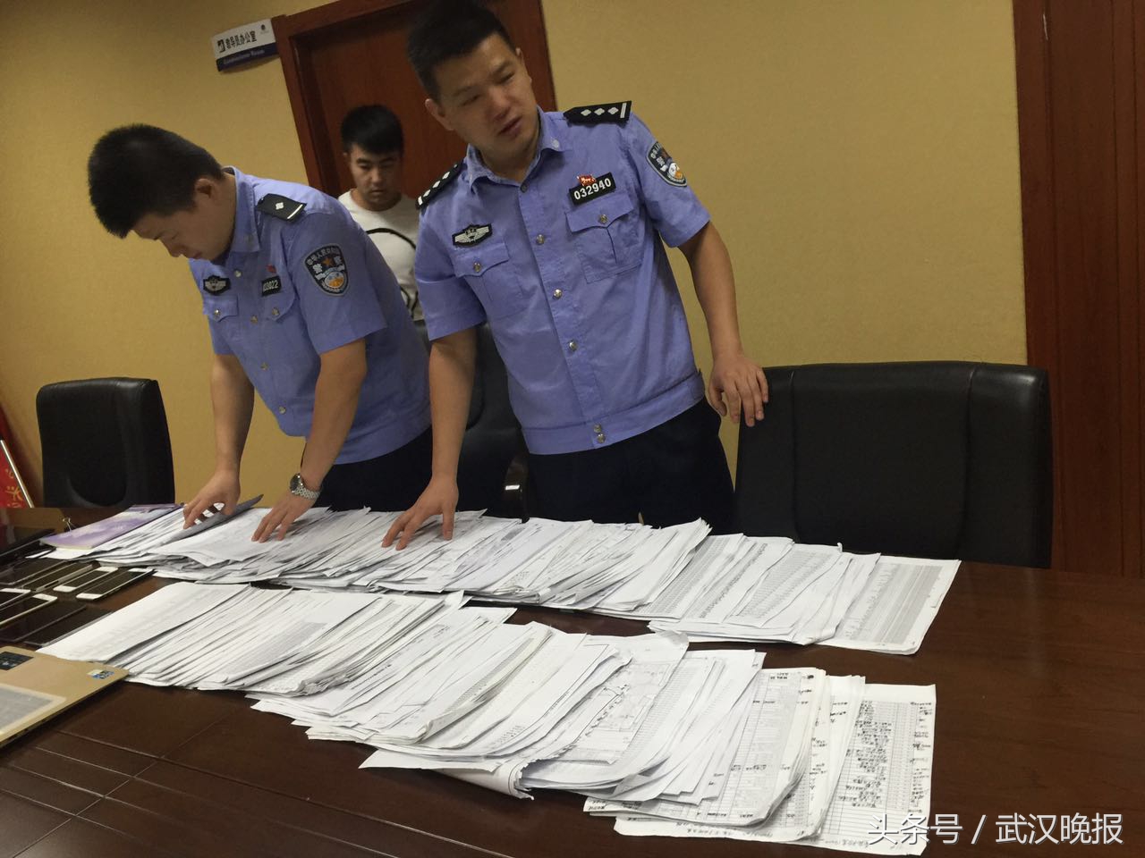 男子盗取巨额现金出售,男子偷卖情报获刑11年