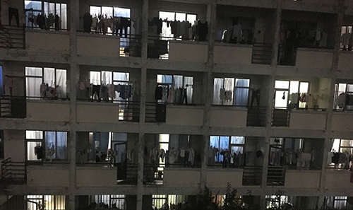 男生宿舍标配窥视神器实战评测，女生受惊火速拉窗帘遮掩