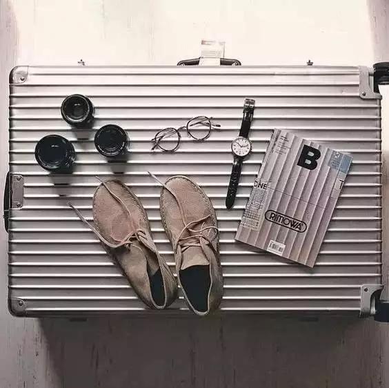 机场look红色行李箱,机场好看的行李箱颜色