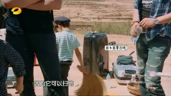 机场look红色行李箱,机场好看的行李箱颜色