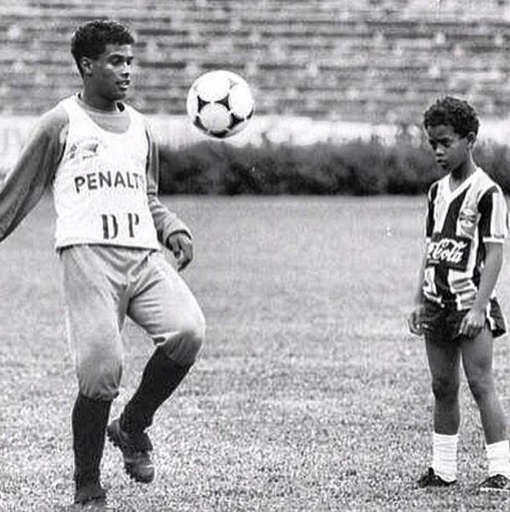 小罗宣布退役足球史上的传奇告别,小罗生涯十大经典瞬间