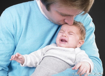 宝宝半夜一直哭要喝奶,宝宝半夜总是哭醒好多次