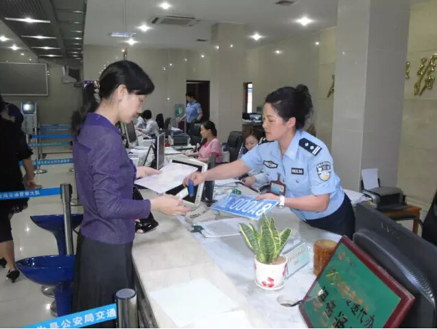 4s店旧车置换新车怎么保留车牌,卖旧车换新车车牌保留流程如何