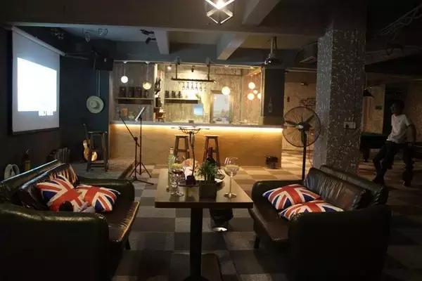 坪石第一家工业风清吧,在这里我可以泡一天。