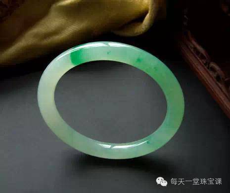 跟风买手串不如戴个手镯,既显气质又百搭!关键寓意好!