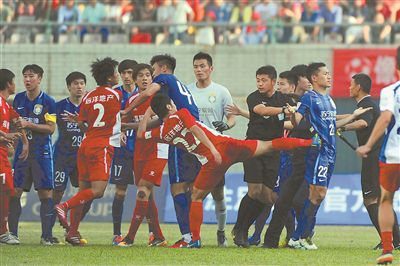 赛场冲突现场,中国足球十大斗殴事件