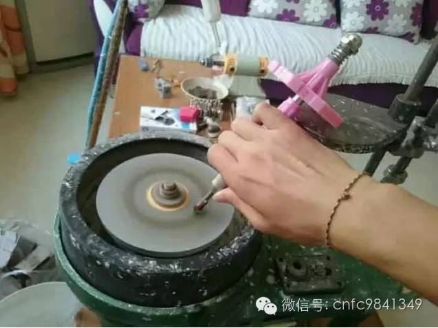 女友要颗玻璃种帝王绿戒指，穷小子竟然用啤酒瓶底做出来了。