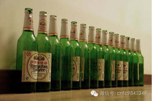 女友要颗玻璃种帝王绿戒指，穷小子竟然用啤酒瓶底做出来了。