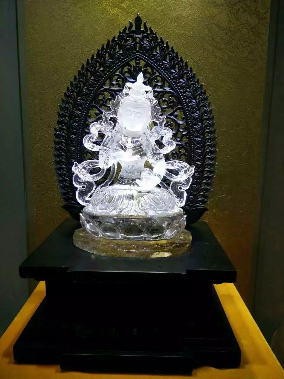 东海水晶哪个品种最好,白水晶和紫水晶哪个贵一些