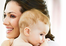 刚出生的婴儿谁第一个抱最好,刚出生的宝宝应该怎样抱