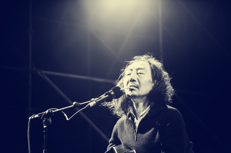 这个看起来疯癫的老头,是“摇滚鼓王”的哥哥,中国民谣界的传奇