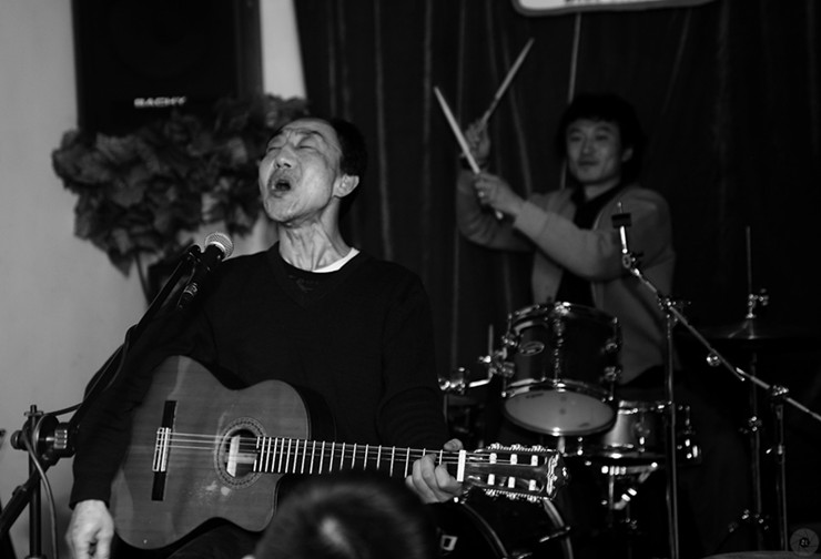 这个看起来疯癫的老头,是“摇滚鼓王”的哥哥,中国民谣界的传奇