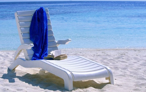 买买买：将沙滩椅置身蓝天白云下，懒懒的晒太阳