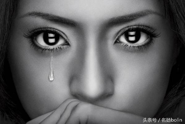 女人越哭男人越感觉感情淡了,当女人流泪的时候男人应该怎么做