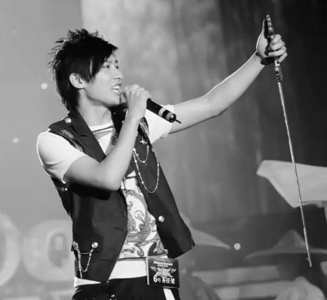 不需要知道你离世的理由，只愿你在天堂能重展笑容！