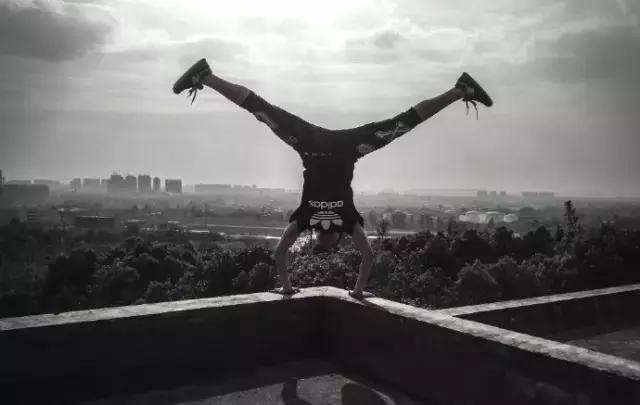 他们在用生命飞檐走壁？揭秘成都跑酷族！