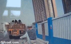 我的车停着被人撞了怎么解决,停个车老是被别人刮