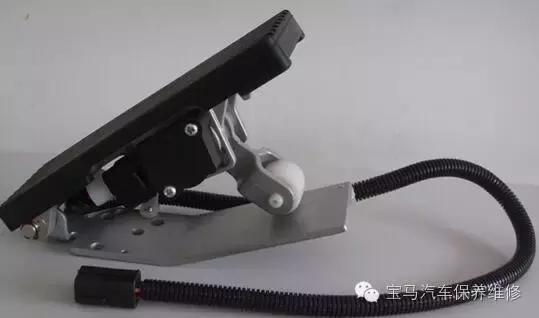 宝马x1跑100码踩油门抖动,宝马踩油门反应慢的原因分析