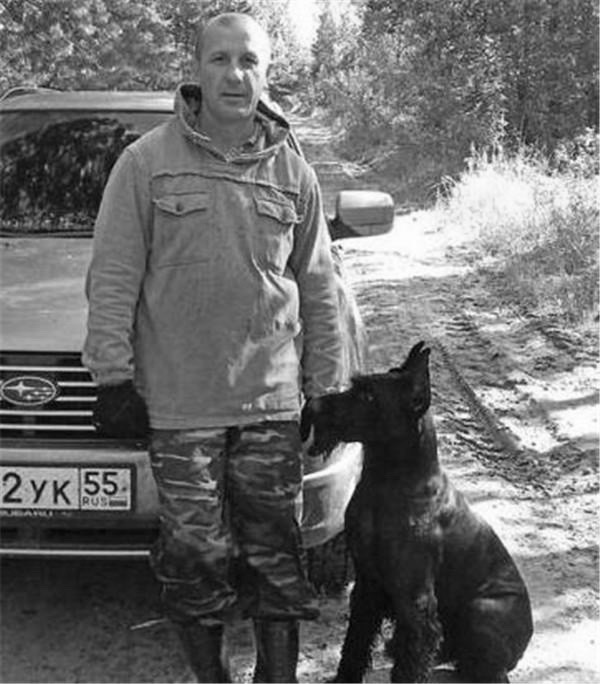 狗狗自愿帮主人干活,狗狗每次遛弯指甲都磨出血