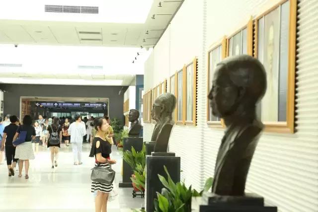 同样的三甲医院差别大不大,魔都的大医院不像小县城的医院