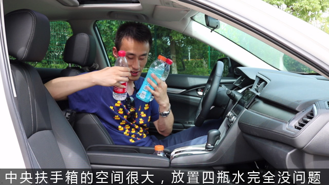 陈震试驾十代思域,本田十代思域下雨天试驾