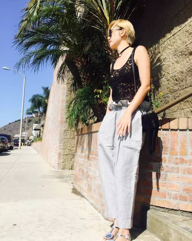 小宋佳的衣品太好了,剪完头发丑哭了