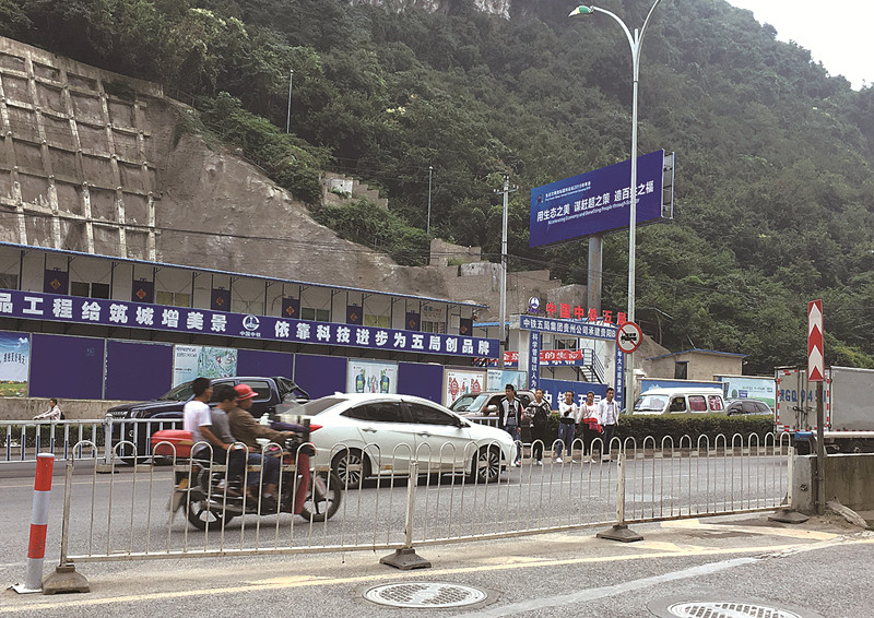 贵阳天誉城小区前无人行通道，横穿马路人车抢跑好危险