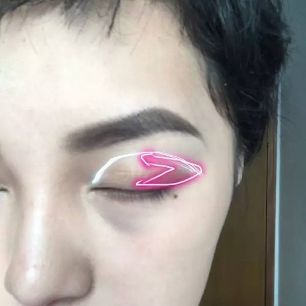 天惹噜姑娘们的混血妆已经登峰造极到这种地步了！