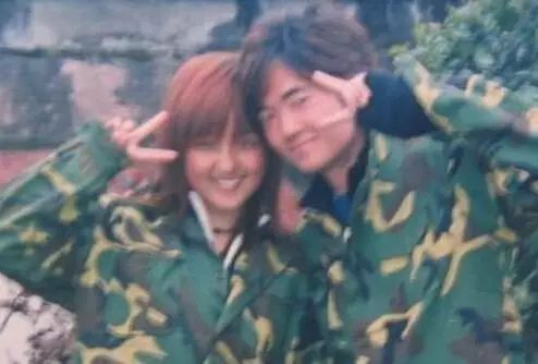 李易峰看赵丽颖的眼神假装不熟,看到李易峰和赵丽颖就精神抖擞