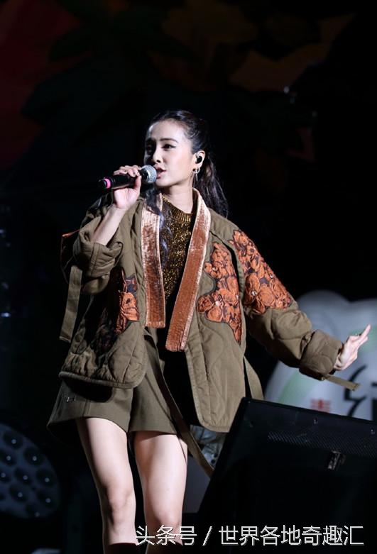 杨幂蔡依林衣服,蔡依林和杨幂穿羽绒服