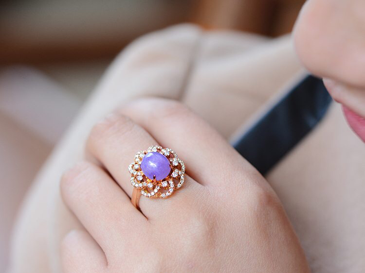 现在都流行这样戴翡翠了吗,好的翡翠跟便宜的翡翠戴一样吗