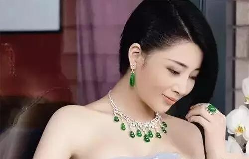 现在都流行这样戴翡翠了吗,好的翡翠跟便宜的翡翠戴一样吗