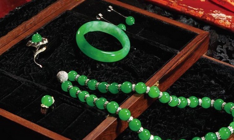 现在都流行这样戴翡翠了吗,好的翡翠跟便宜的翡翠戴一样吗
