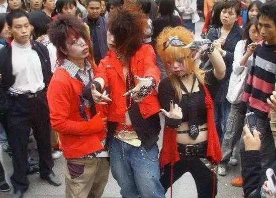 速度不知道快不快！你这网吧高是高，老板