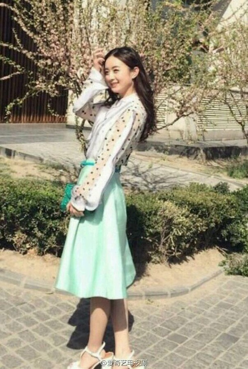 赵丽颖穿不合脚的鞋走路,为什么要看赵丽颖鞋子合不合脚