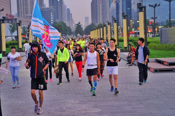 从AR夜跑说起，京东手机QQ购物如何赢心95后