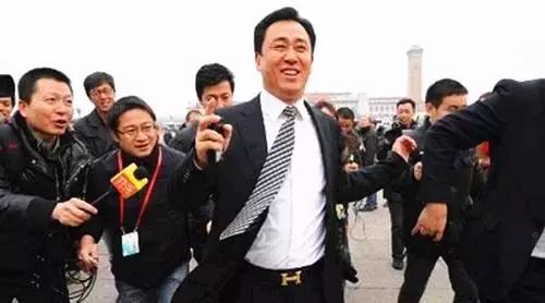 许家印亏了多少亿,许家印喝最新鲜的恒大冰泉