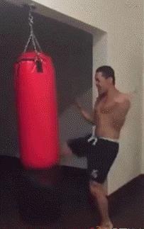 小孩泥水中被巨蟒缠住身体,小孩被巨蟒死死缠住