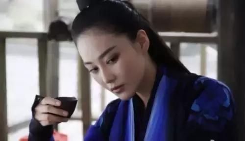 竟然有人夸大红雨衣配猪肠惊艳，别再绑着前男友炒作行吗