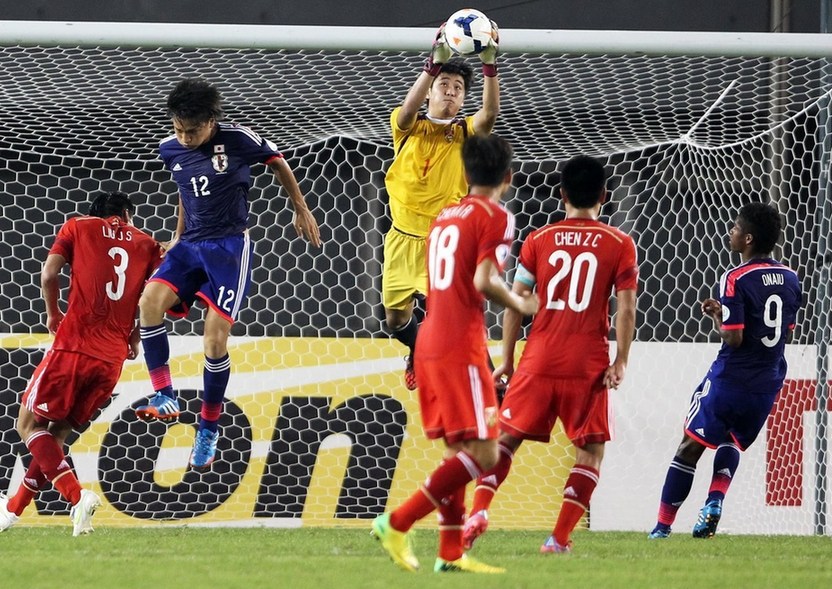 国奥2比1小胜马来西亚间接任意球,国足4-1新加坡门将精彩出击