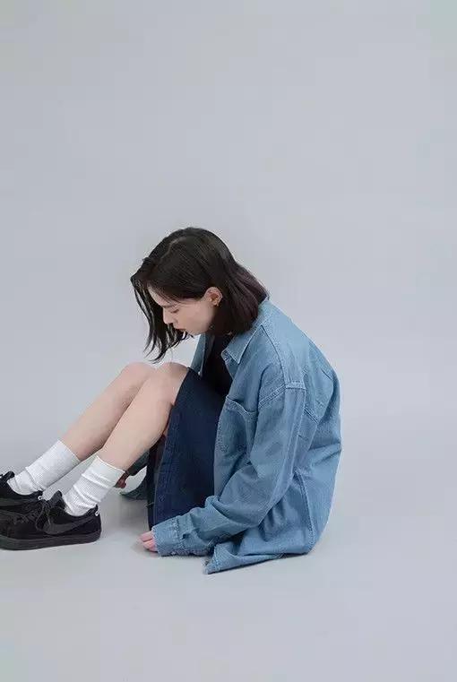 秋天如何优雅地露袜子 (秋天如何优雅的露袜子)