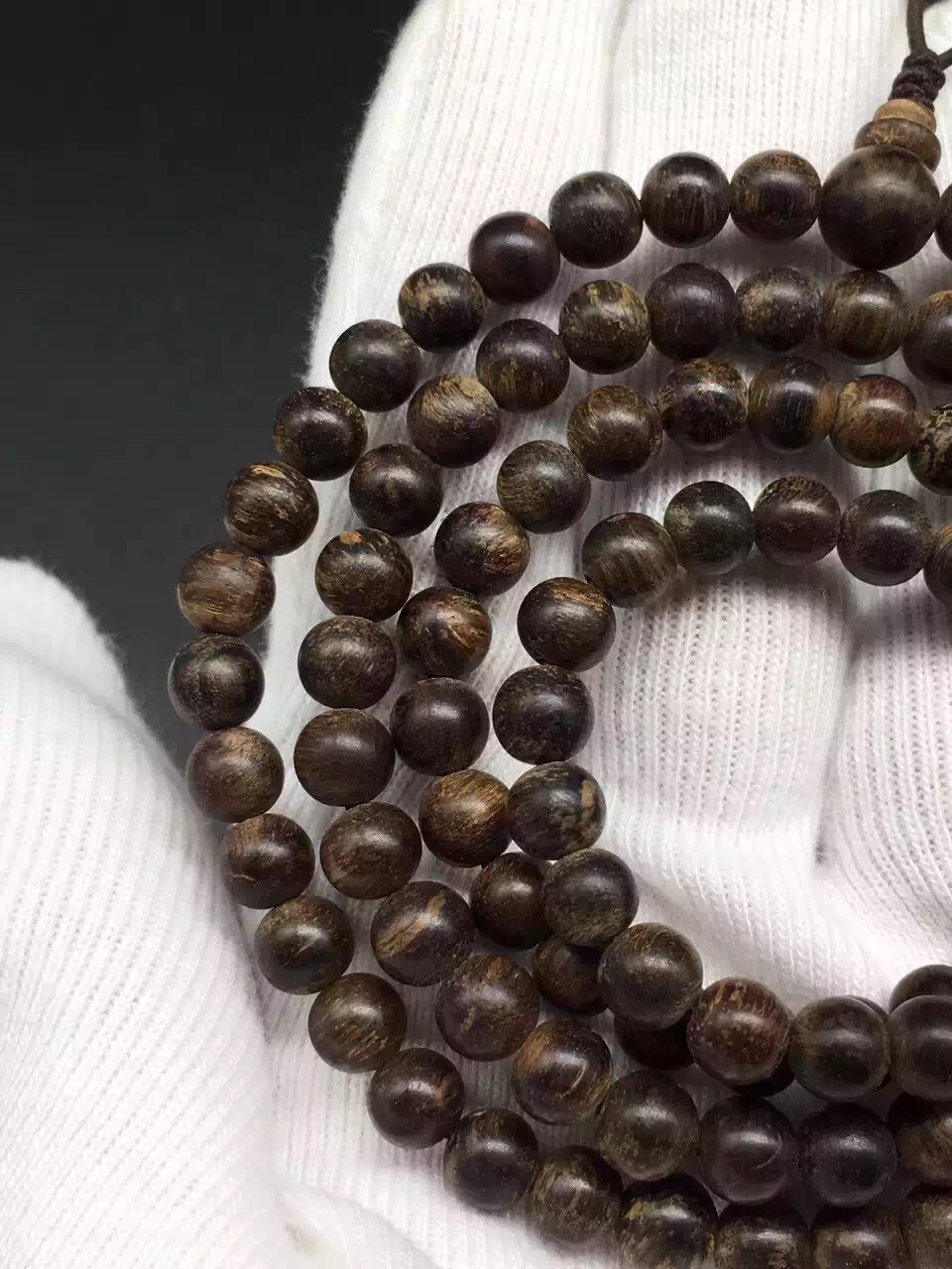 富二代为淘美女欢心,花80买一克奇楠沉香,美女看到当场说分手