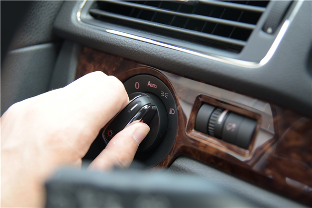 拒绝大宝剑不做无知小白仪表盘上亮起了红灯你还敢开车吗?