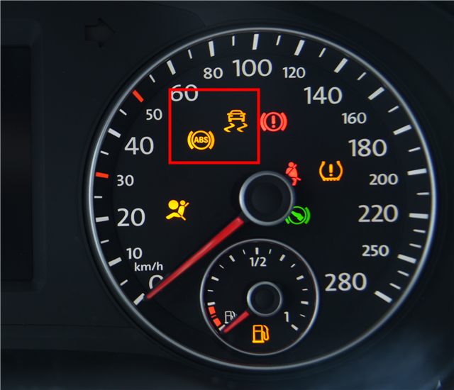 拒绝大宝剑不做无知小白仪表盘上亮起了红灯你还敢开车吗?