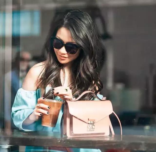 她颜值普通，又矮又穷，但奢侈大牌抢着送她包！