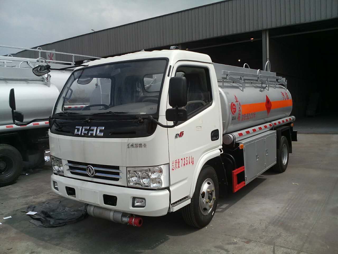 推荐怎样正确的选购油罐车,教你挑选小型油罐车价目表