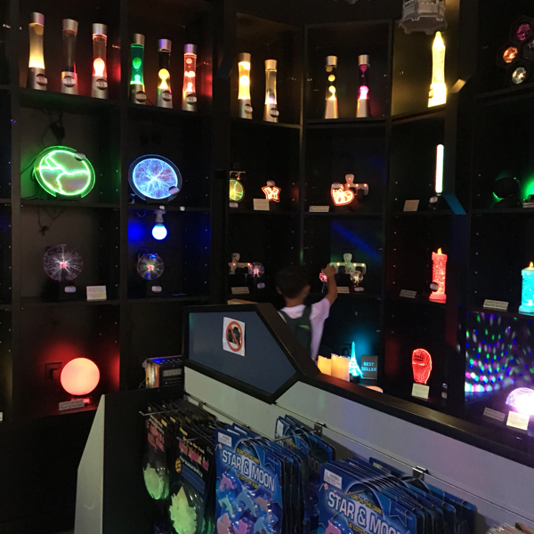 家记忆|迪拜MALL在孩子眼里的豪华:一望无际的玩具世界啊