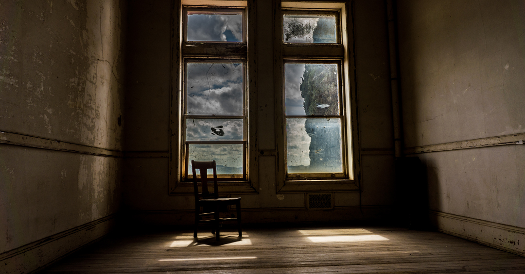 室友总昼伏夜出房里透出红光,她掉在厕所一把血红色梳子暴露实情